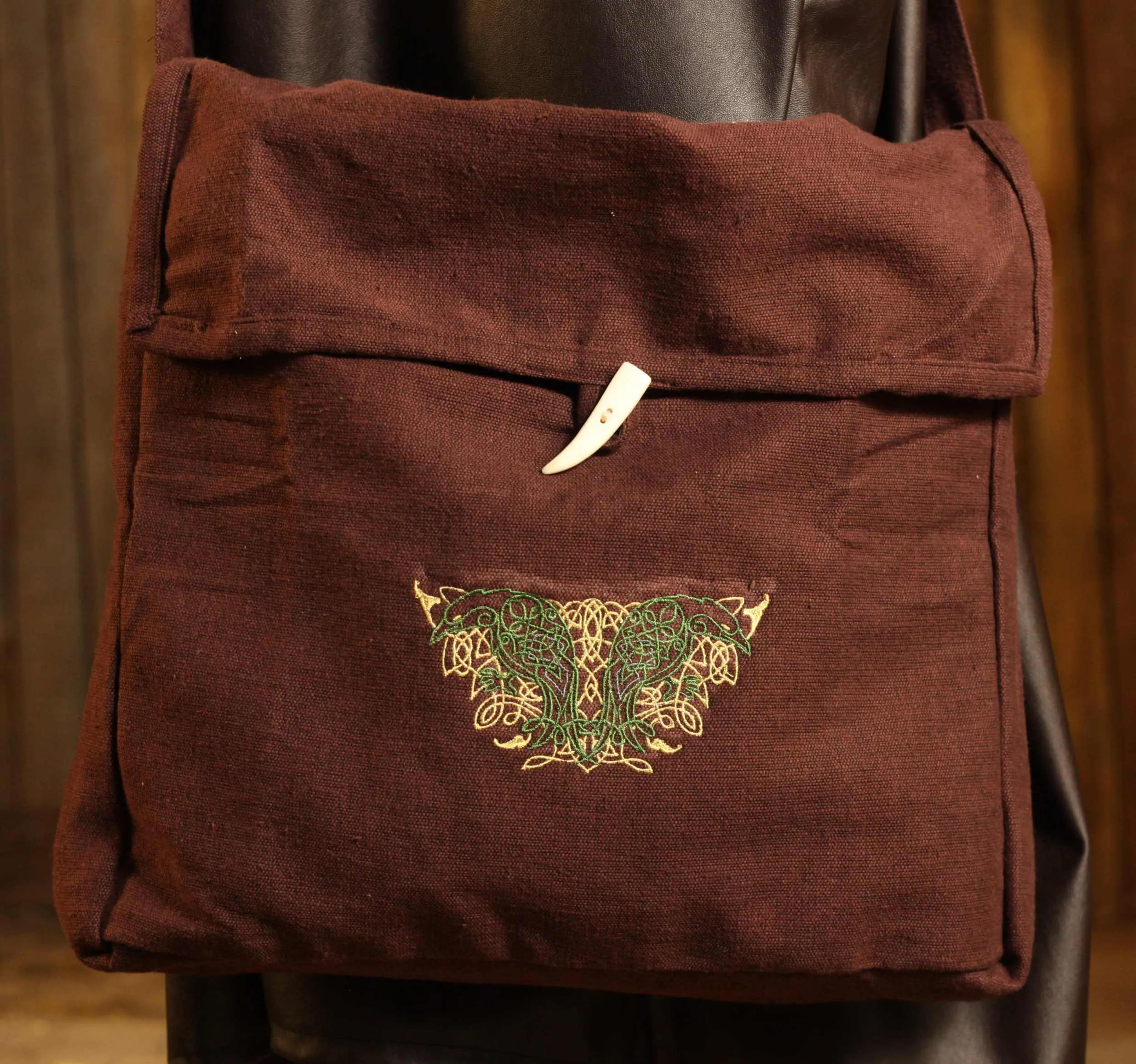 Mittelalterliche Tasche mit Raben-Stickerei