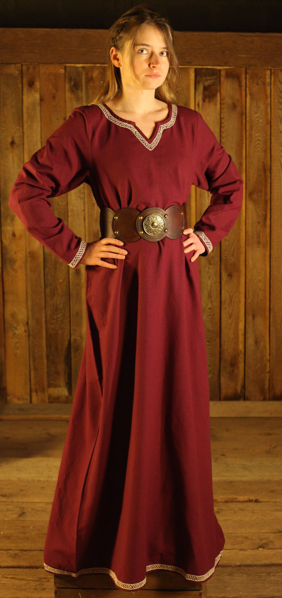 Weinrotes Wikingerkleid Brigida mit Handstickerei