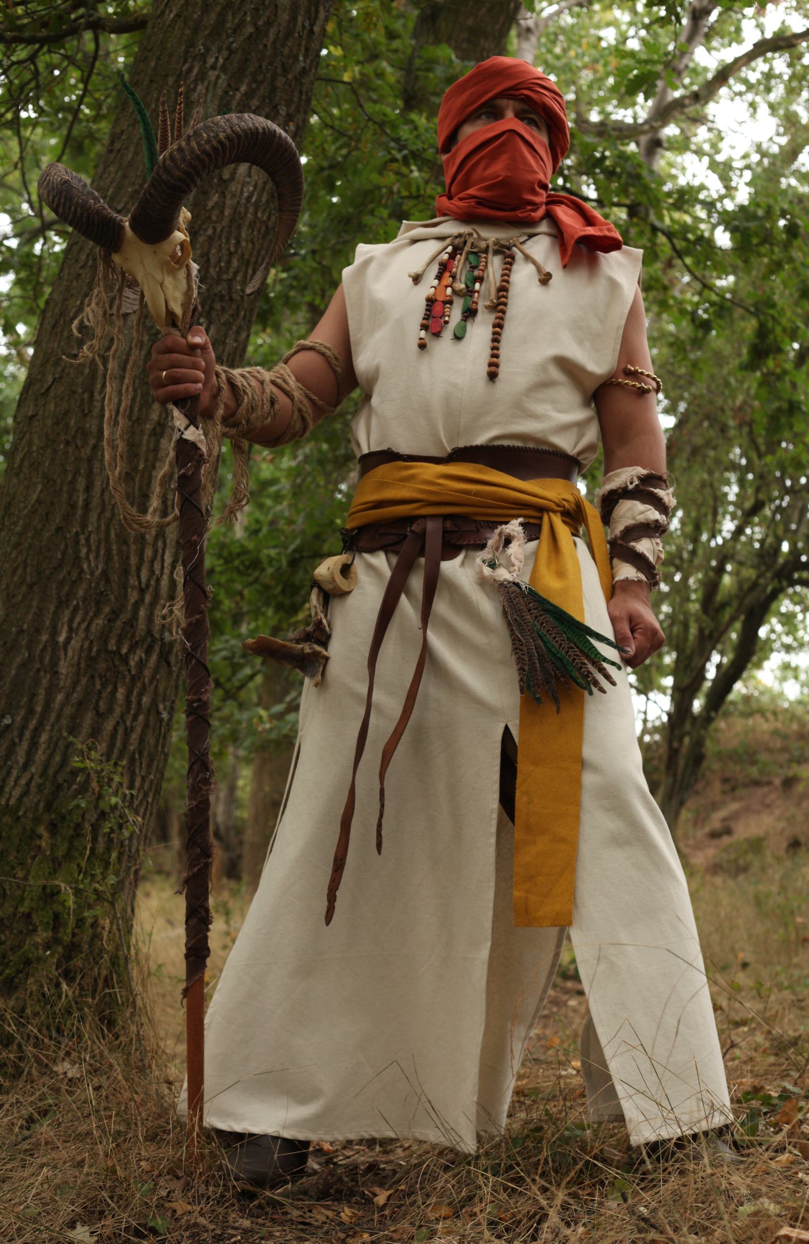 Lange beige Tunika mit Kapuze