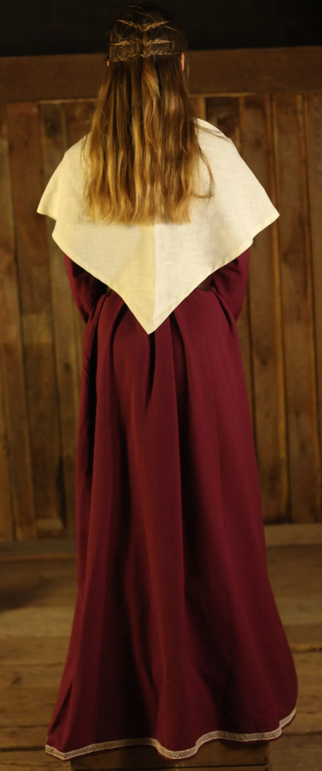 Weinrotes Wikingerkleid Brigida mit Handstickerei