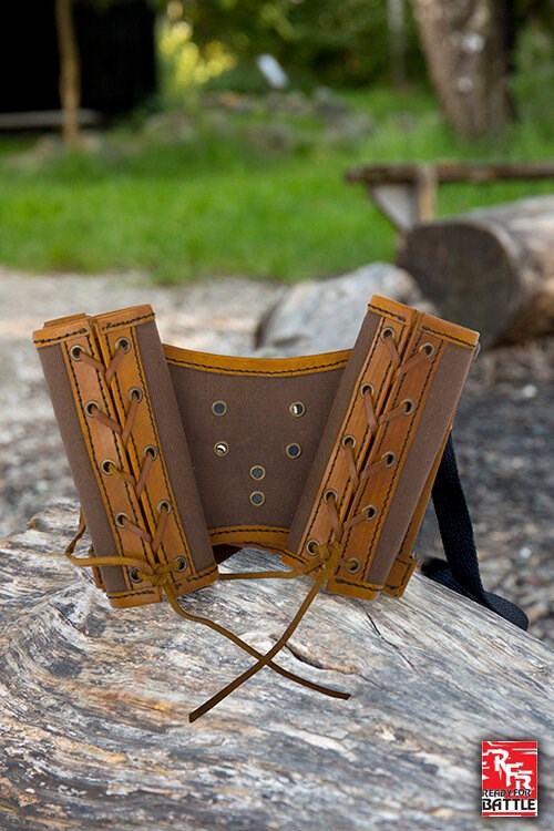 Brauner Schwerthalter für den Rücken