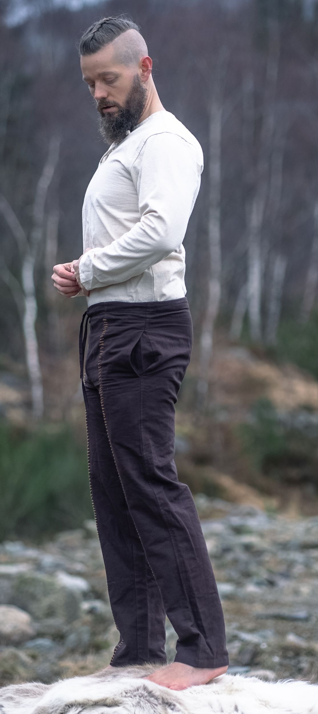 Dunkelbraune Baumwollhose mit Ziernaht