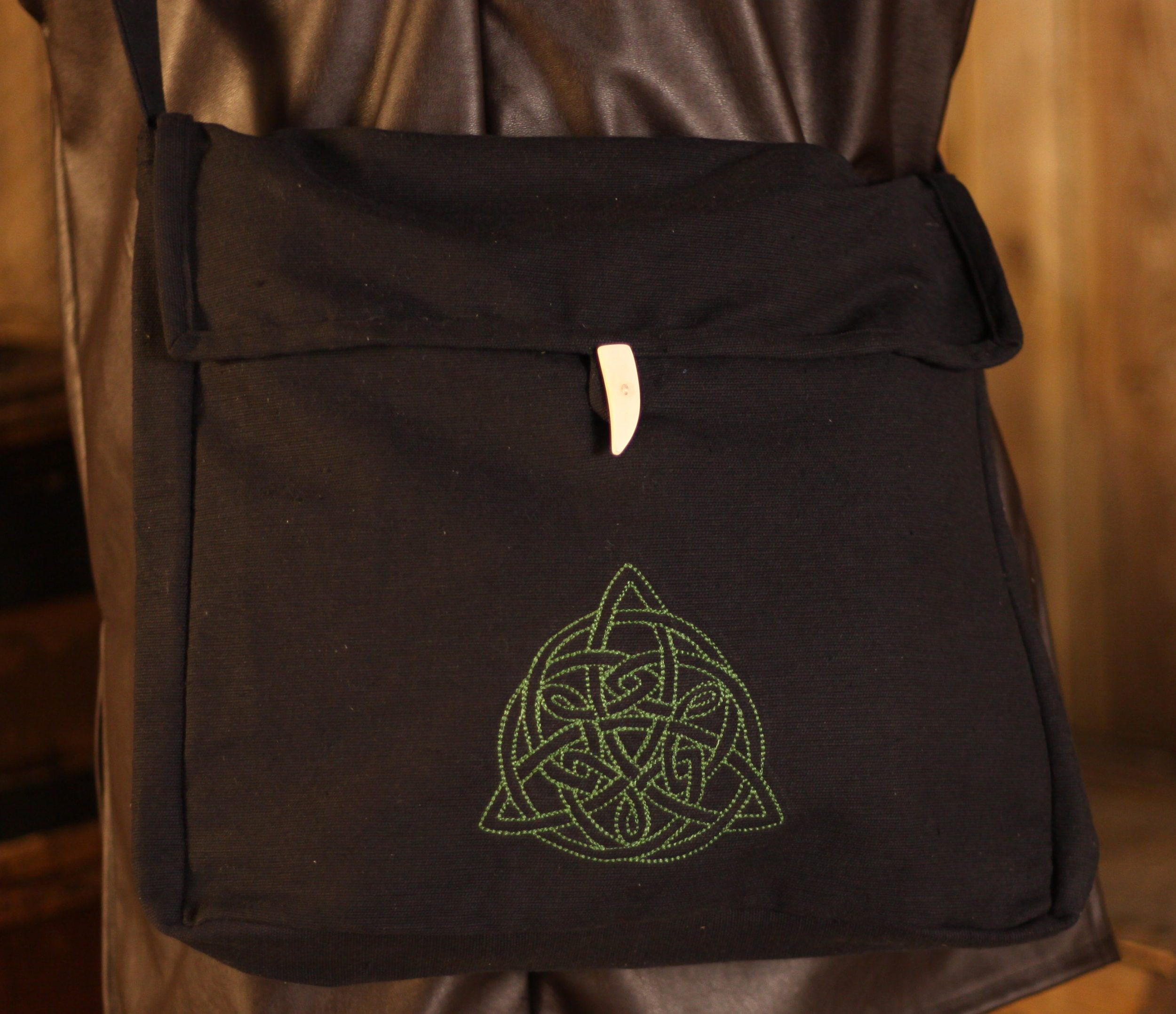 Mittelalterliche Tasche mit Stickerei Triquetra