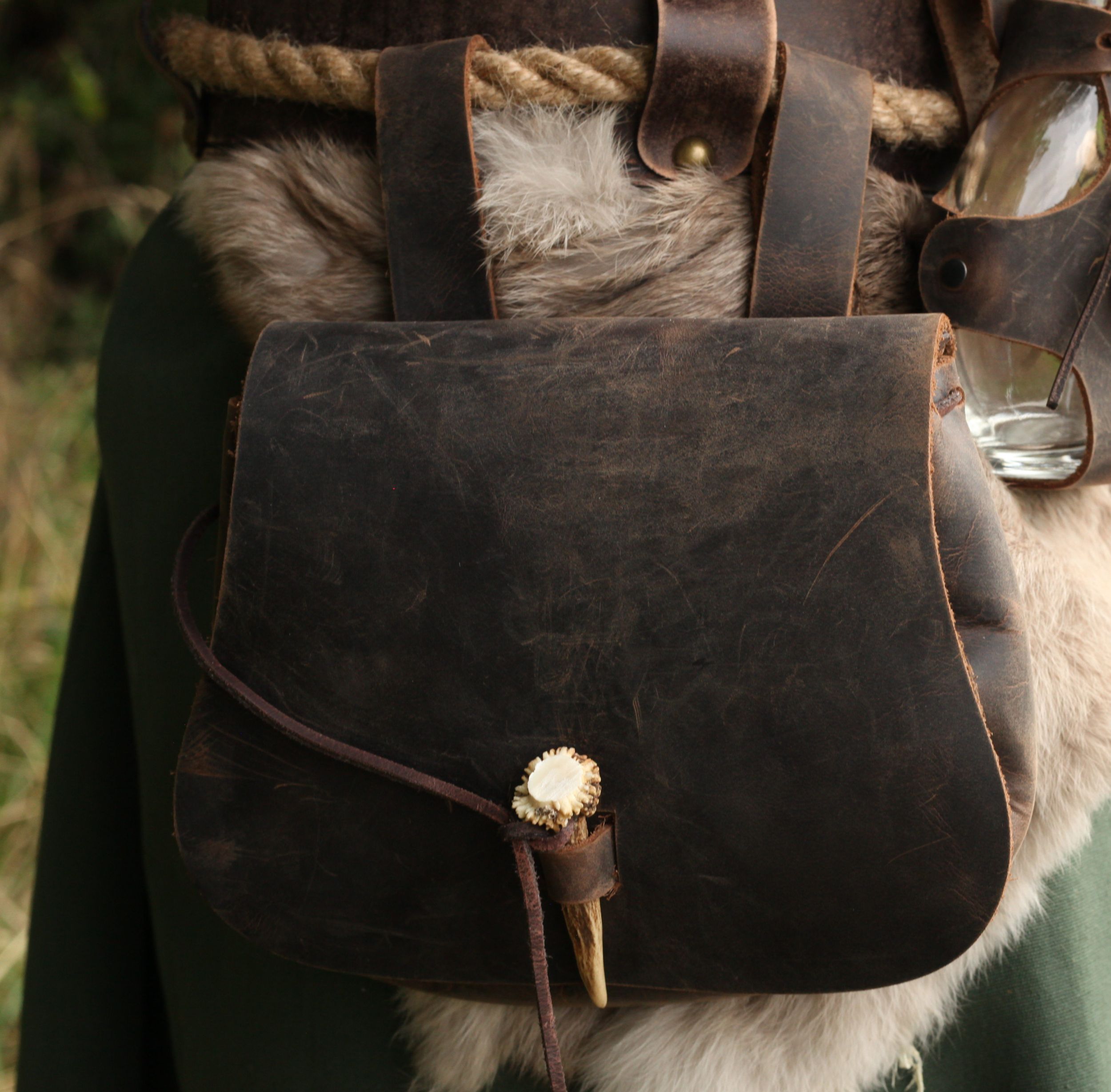Mittelalterliche Tasche mit Geweihstange