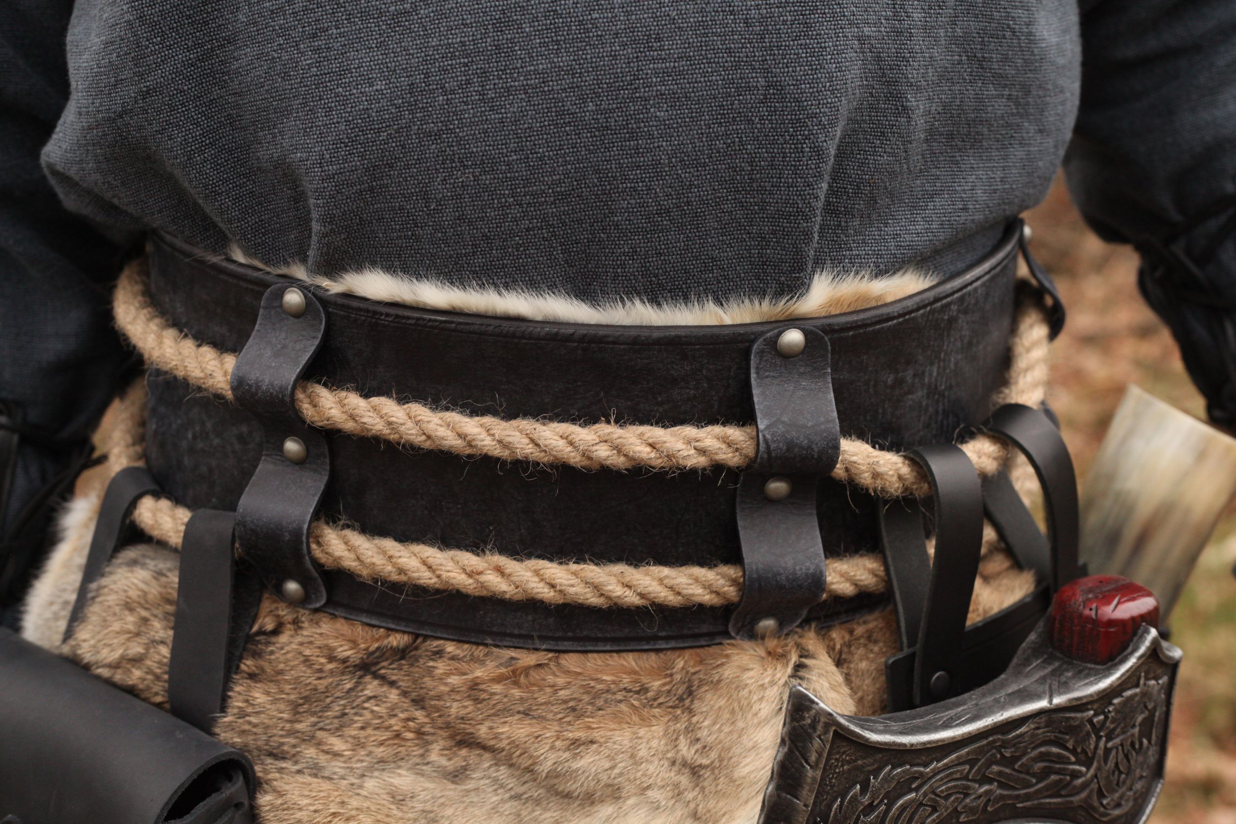 Schwarzer breiter Ledergürtel mit Seilen