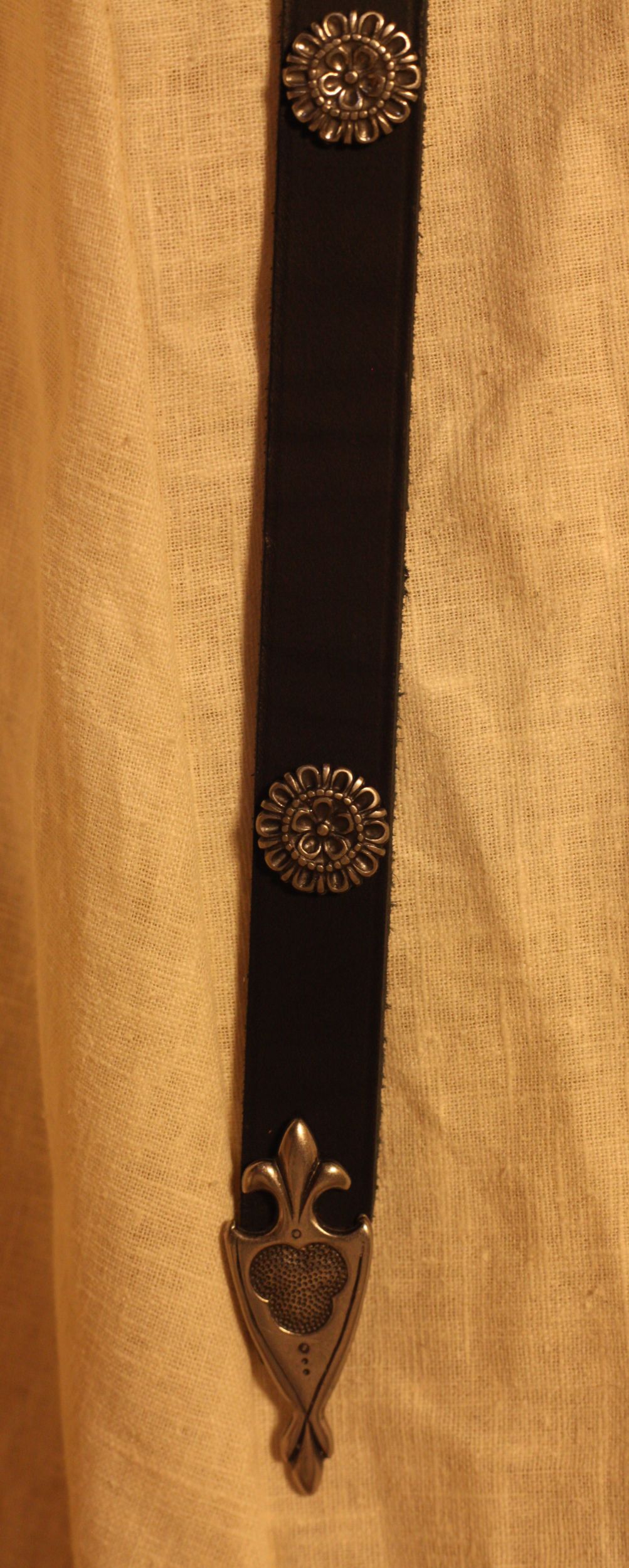 Spätmittelalterlicher Langgürtel mit Ziernieten