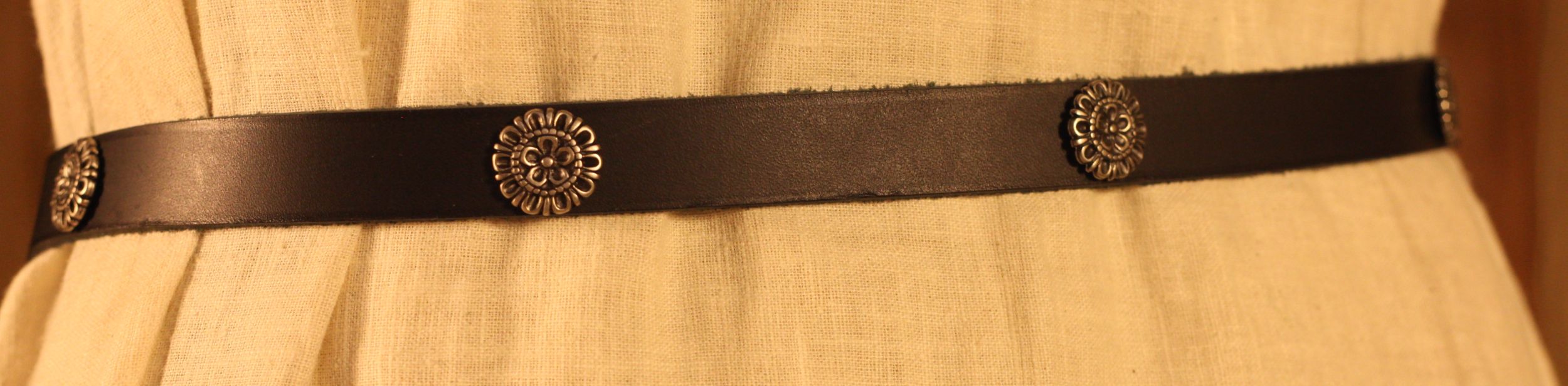 Spätmittelalterlicher Langgürtel mit Ziernieten