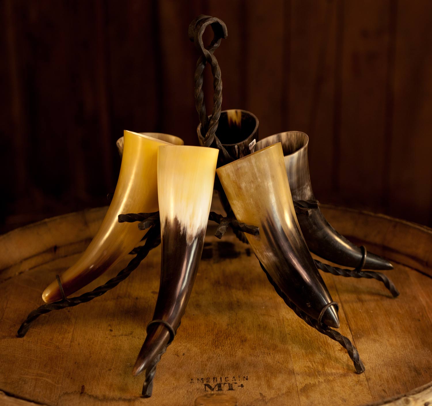 Trinkhornständer mit 6 Trinkhörnern