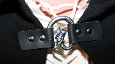 Woll-Umhang mit Wolfskopf-Schließe