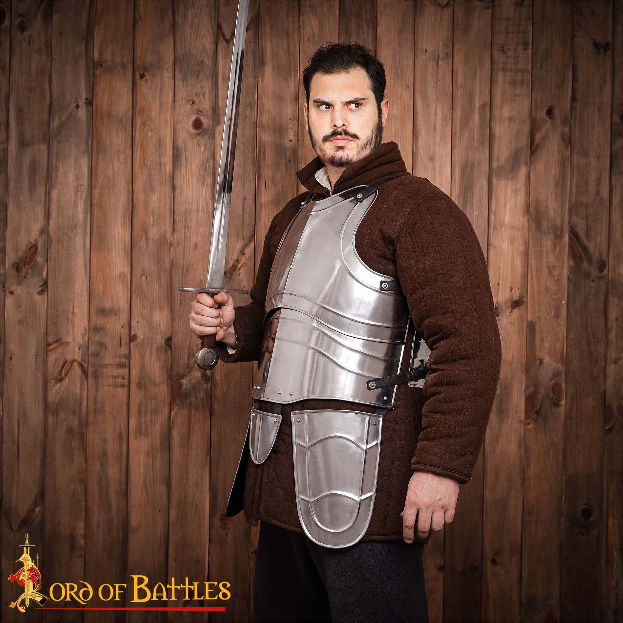 Mittelalterlicher Stahlkürass mit Beintaschen