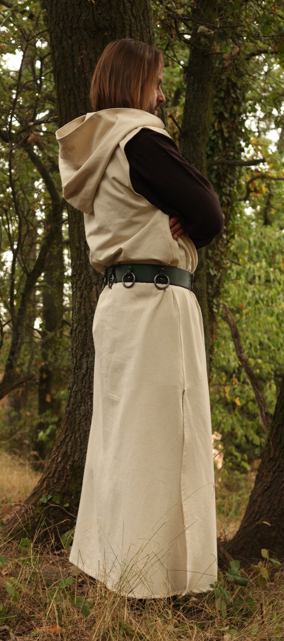 Lange beige Tunika mit Kapuze