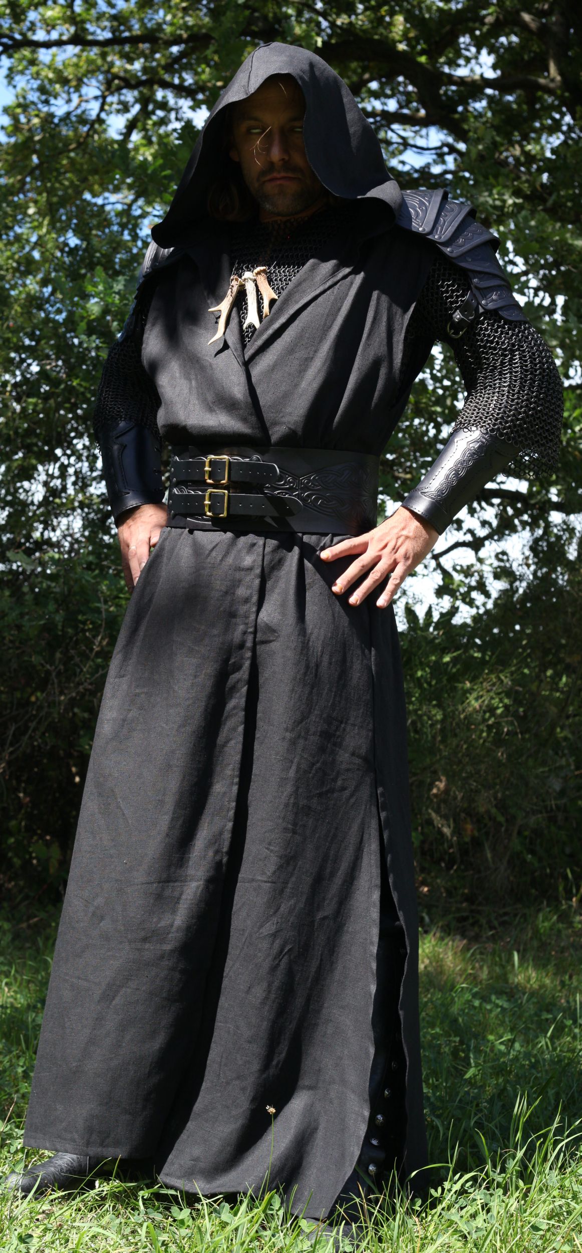 Lange schwarze Weste mit Kapuze