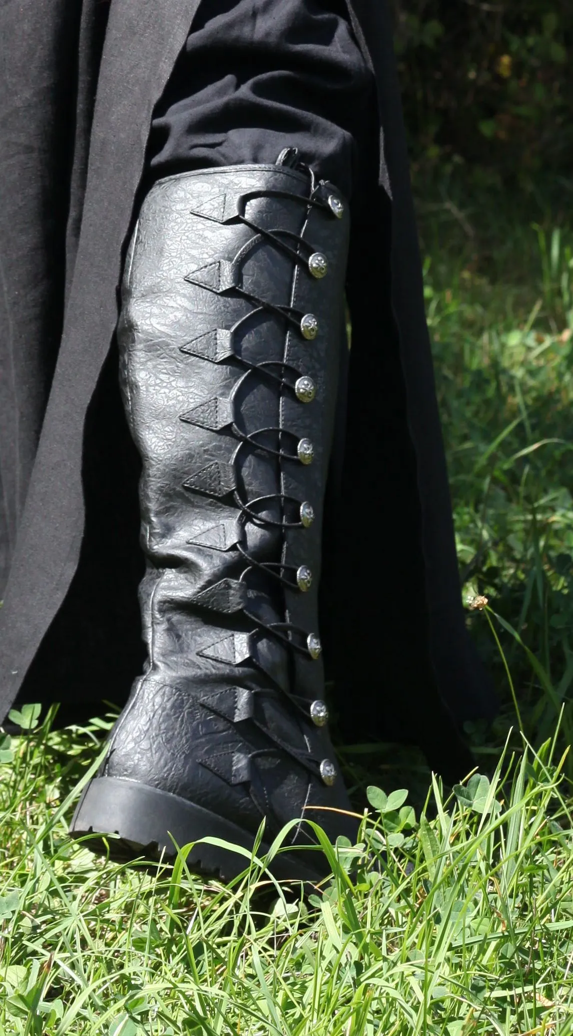 Schwarze Mittelalterstiefel, Zierschnürung