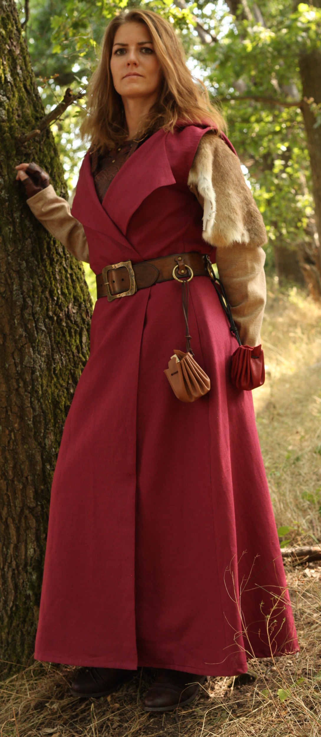 Rote Leinenweste mit Kapuze