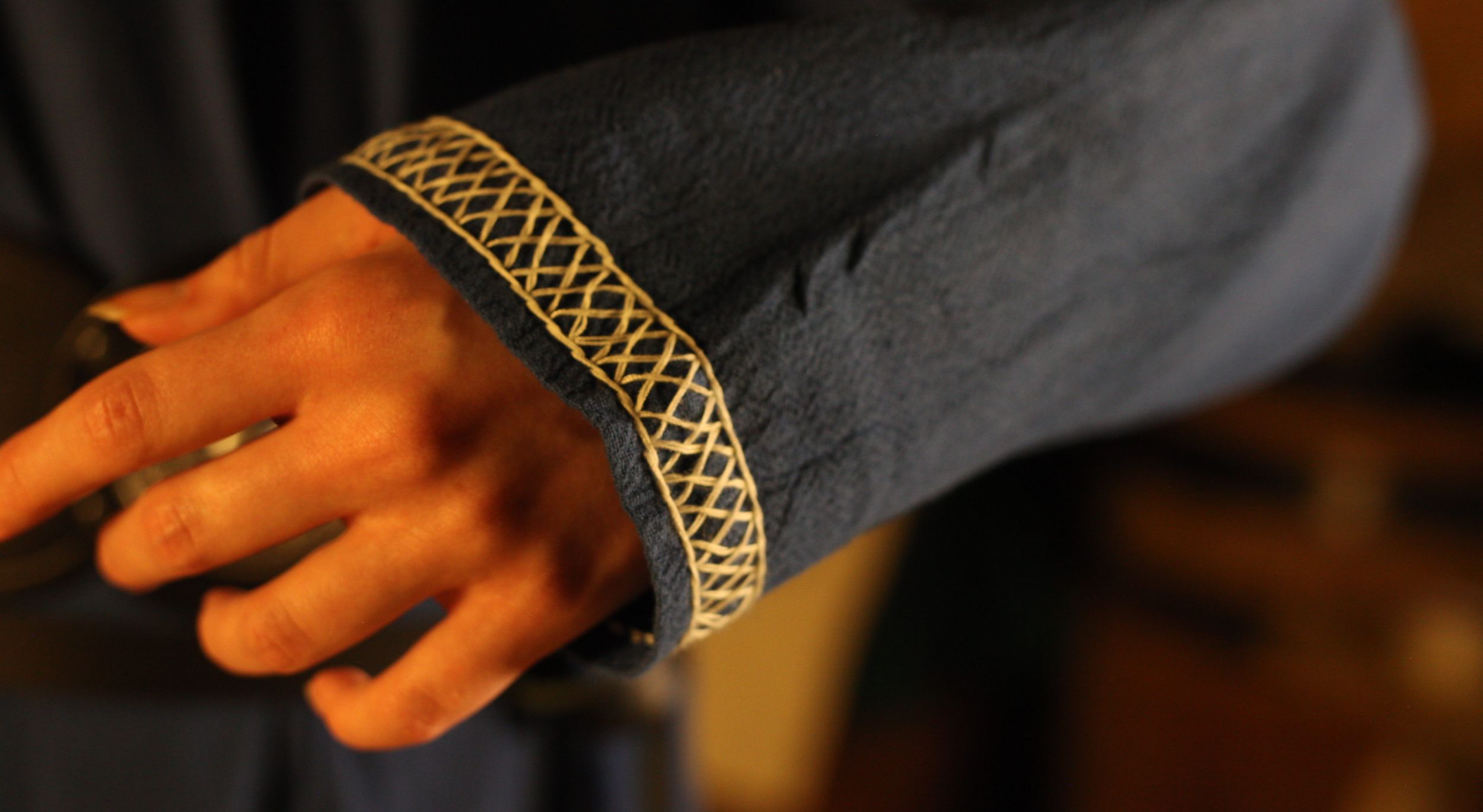 Blaues Wikingerkleid Brigida mit Handstickerei