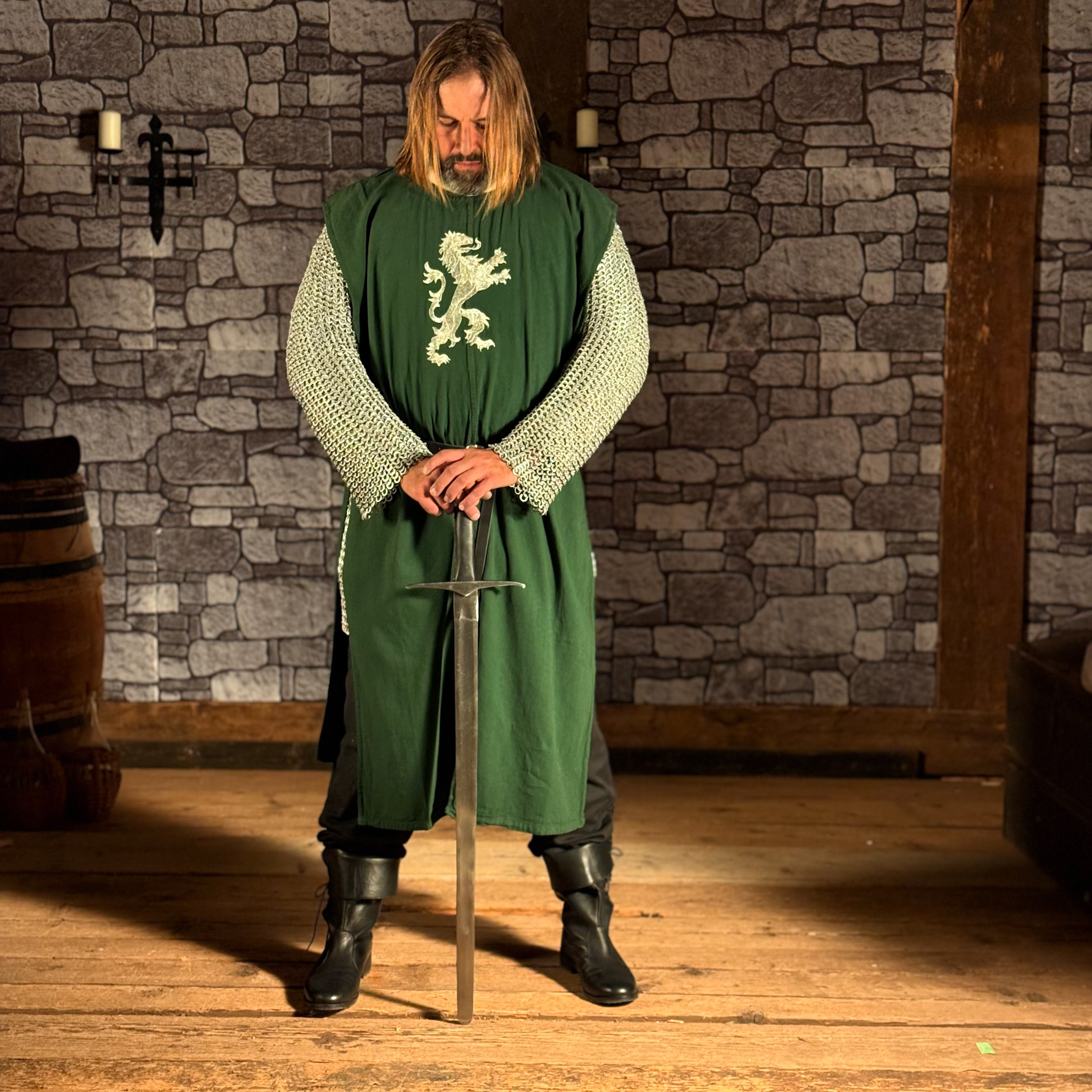Grüner Wappenrock mit Stickerei Silberner Löwe