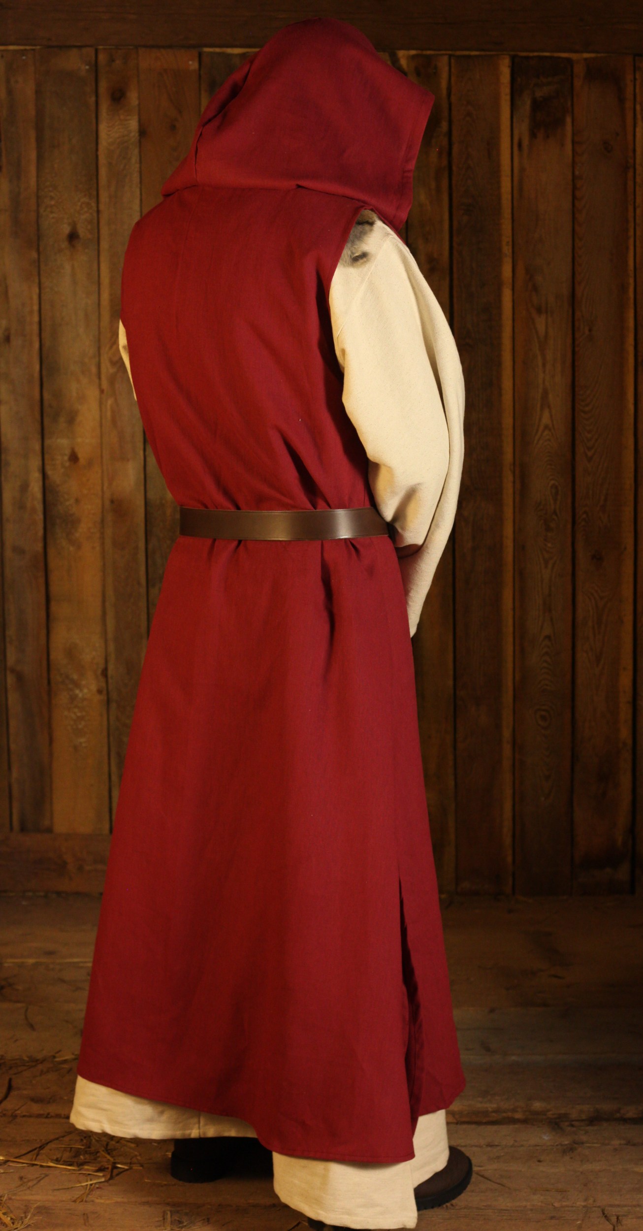 Lange weinrote Leinenweste mit Kapuze