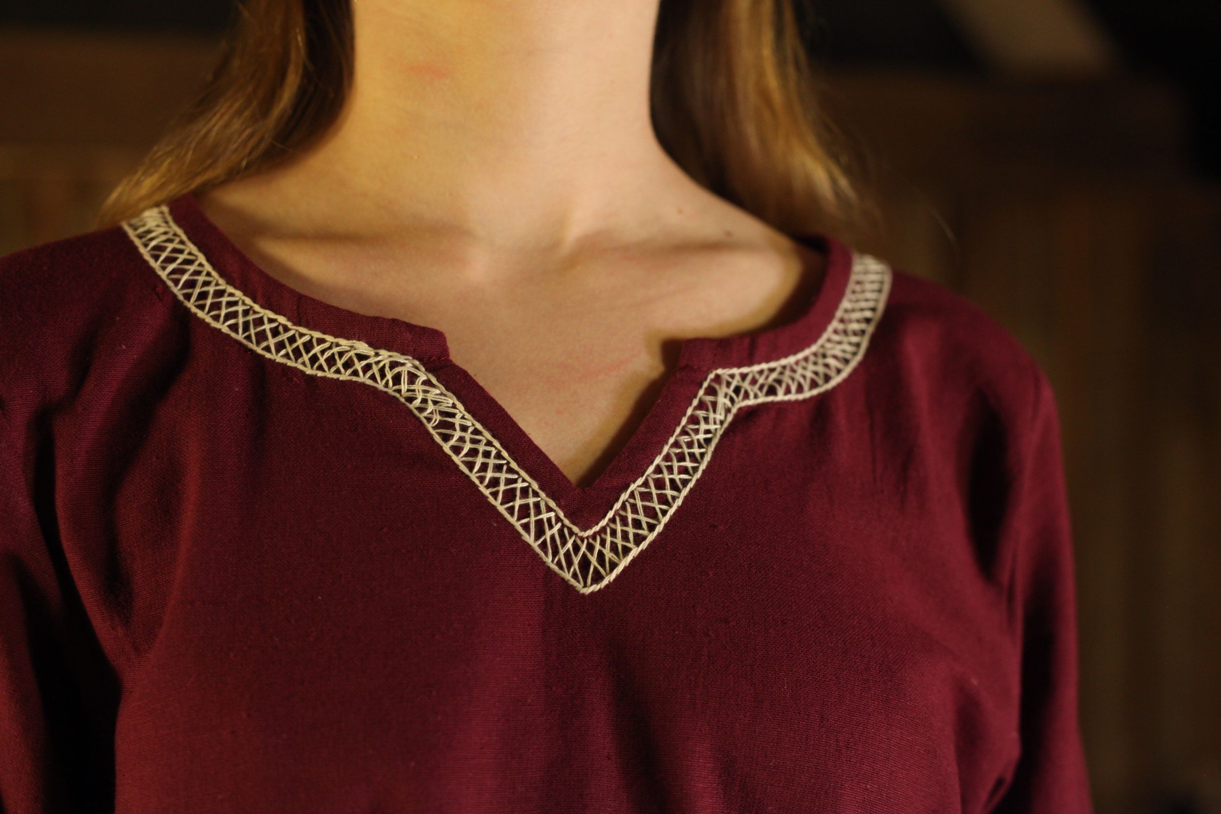 Weinrotes Wikingerkleid Brigida mit Handstickerei