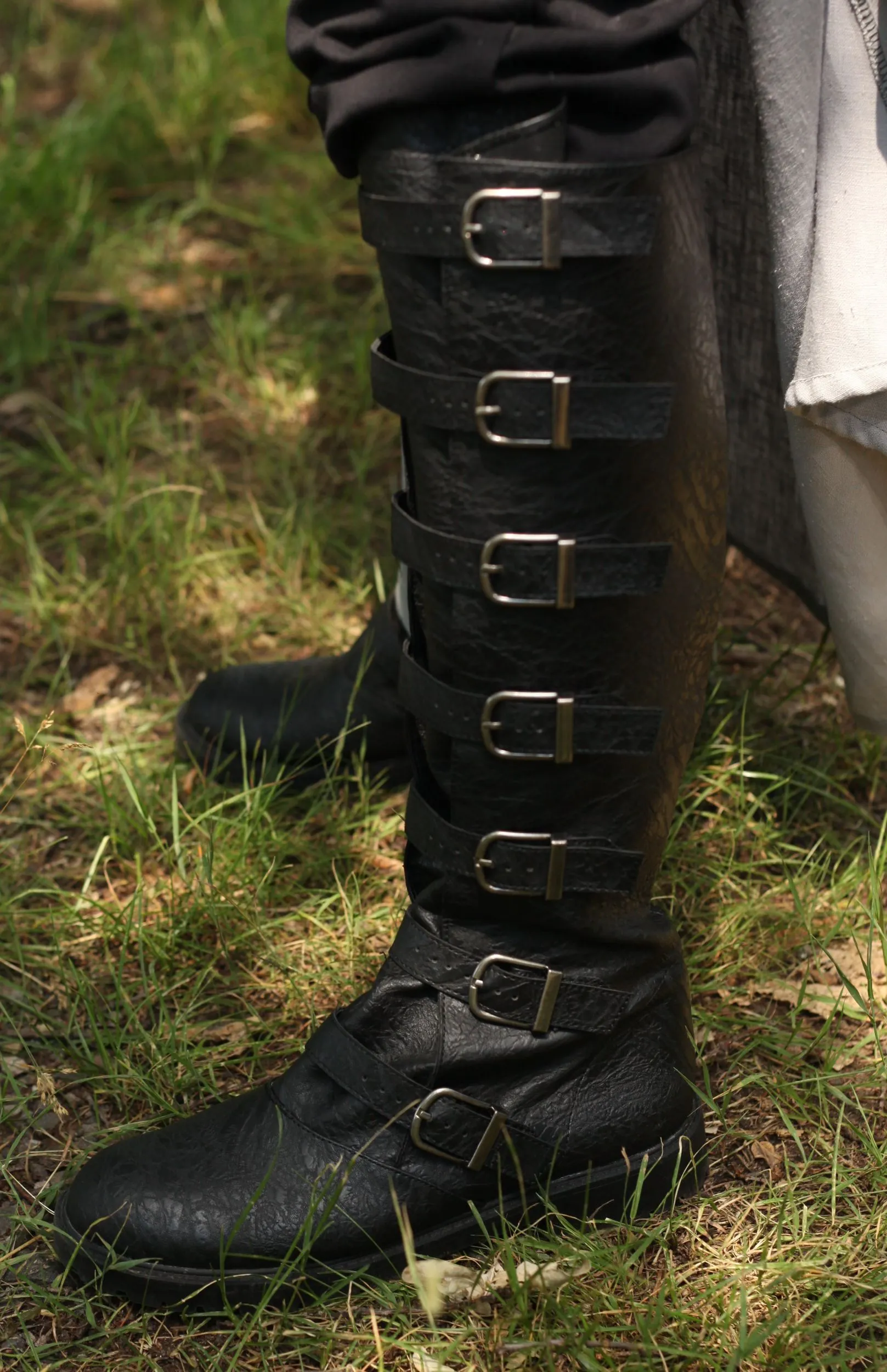 Schwarze Mittelalterstiefel mit Schnallen