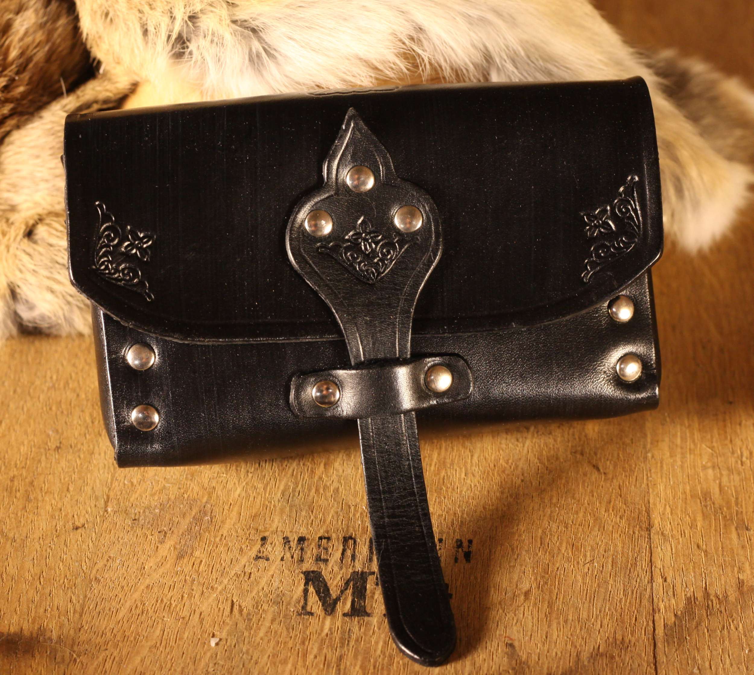 Verzierte Ledertasche