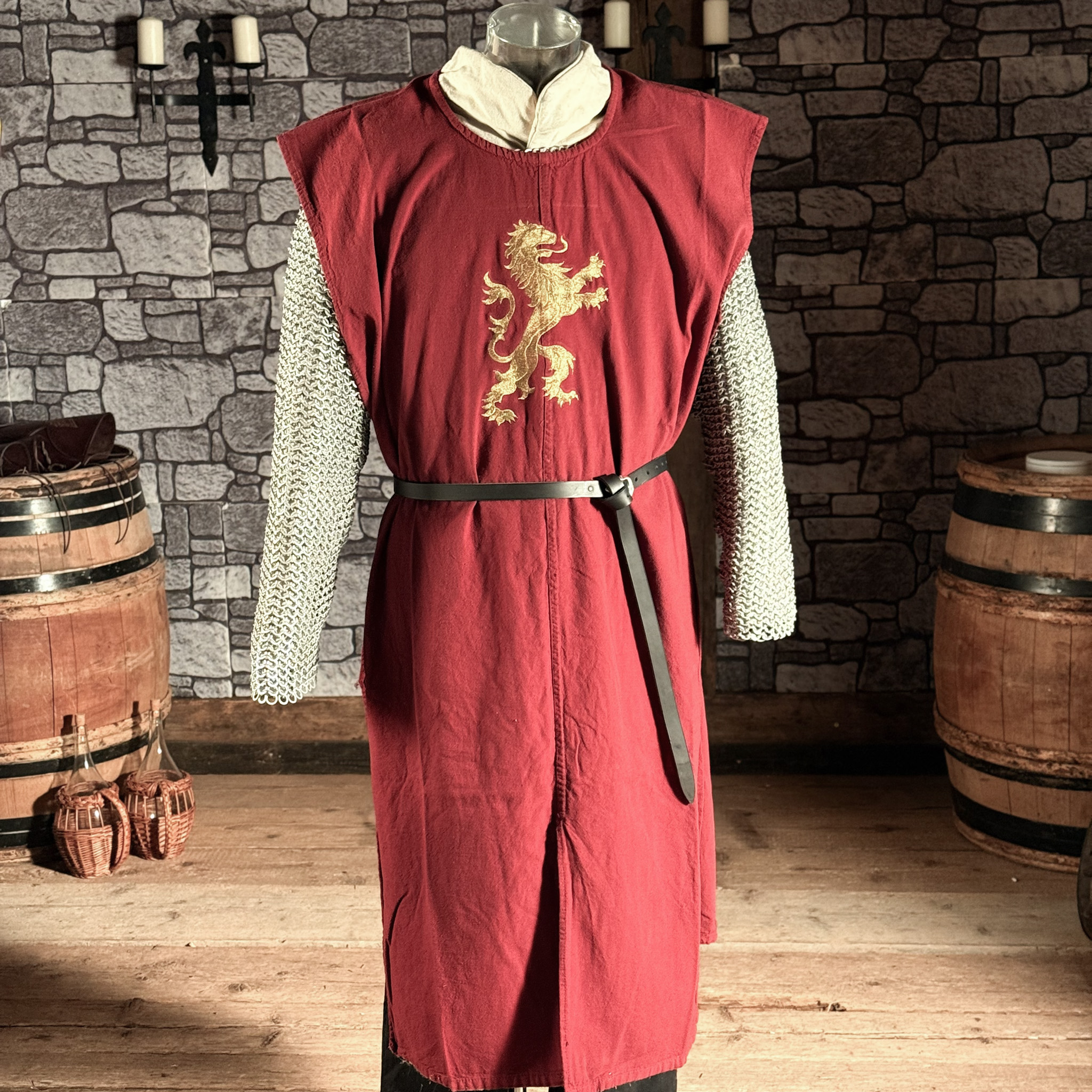 Wappenrock mit Stickerei Löwe